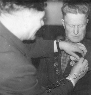 Подробнее о статье Первый секретарь Сампурского РК КПСС В.Ф.Чернопятов вручает медаль строителю Еремину (Ед.хр. 4587)