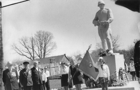 Подробнее о статье Митинг, посвященный открытию памятника воинам-землякам, погибшим в годы Великой Отечественной войны (Ед.хр. 4595)
