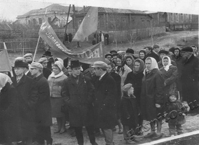 Подробнее о статье Трудящиеся Сампурского района на первомайской демонстрации (Ед.хр. 4600)