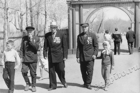 Подробнее о статье Празднование Дня Победы. Ветераны войны и труда совхоза «Россия» (Ед.хр. 4601)