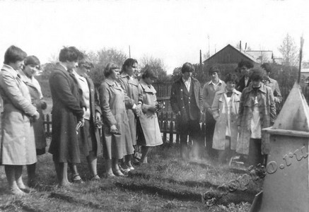 Подробнее о статье Учащиеся Сатинской школы на могиле первой комсомолки Н.Максимовой и первых коммунистов с.Перикса (Ед.хр. 4615 а)