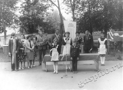 Подробнее о статье Праздник первого звонка в Сатинской средней школе, проходивший у обелиска выпускникам школы, погибшим в Великой Отечественной войне (Ед.хр. 4633)