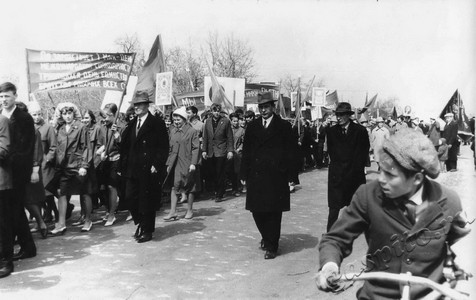 Подробнее о статье Трудящиеся Сосновского района на первомайской демонстрации (Ед.хр. 4653)