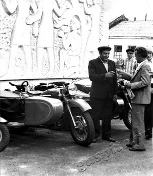 Подробнее о статье Председатель Сосновского райисполкома А.А.Ненашев вручает ключи от мотоцикла «Урал» комбайнеру (Ед.хр. 4683)