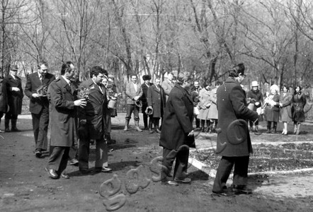 Подробнее о статье Возложение цветов руководителями РК КПСС и райисполкома к памятнику В.И.Ленина (Ед.хр. 4731)