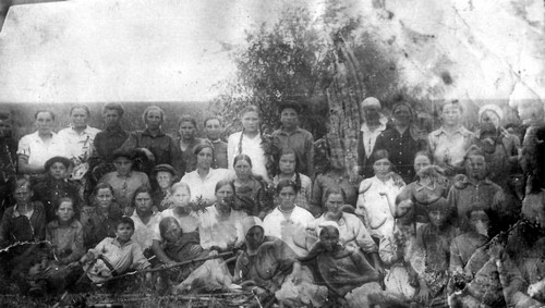 Подробнее о статье Участники полевых работ в колхозе «Пятилетка» (Ед.хр. 4739)