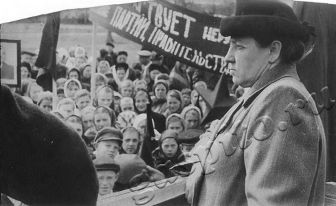 Подробнее о статье Участники первомайской демонстрации в с.Горелое (Ед.хр. 4743)