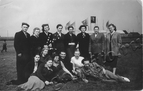 Подробнее о статье Участники первомайской демонстрации (Ед.хр. 4746)