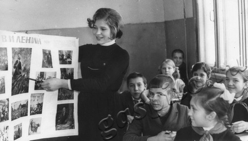 Подробнее о статье Десятиклассница Кузьмино-Гатьской средней школы В.Осипова проводит беседу с пятиклассниками о юношеских годах В.И.Ленина (Ед.хр. 4756)