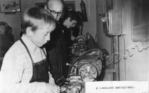 Подробнее о статье Учащиеся Горельской средней школы на занятиях в мастерской (Ед.хр. 4775)