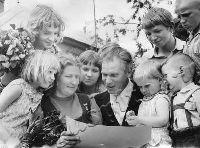 Подробнее о статье Семья Владимира Алексеевича и Екатерины Ивановны Нехорошевых за чтением письма Генерального секретаря ЦК КПСС Л.И.Брежнева (Ед.хр. 4799)