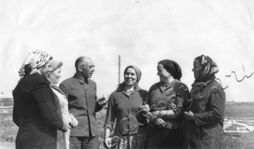 Подробнее о статье Пропагандист Г.И.Панкратов беседует с доярками совхоза «Новолядинский» (Ед.хр. 4813)