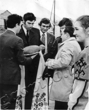 Подробнее о статье Встреча делегации кооператива «7 ноября» области Толна (ВНР). Хлеб-соль почетным гостям (Ед.хр. 4824)