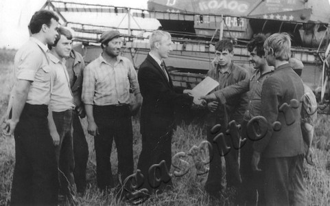 Подробнее о статье Первый секретарь Тамбовского РК ВЛКСМ  В.И.Пашинин вручает письмо космонавтов передовику совхоза «Комсомолец» Ю.Ульеву (Ед.хр. 4832)