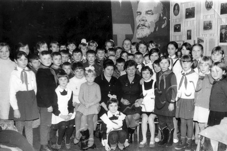 Подробнее о статье Пионеры Токаревского района с делегатом III Всесоюзного съезда колхозников В.И.Золотовой (Ед.хр. 4859)