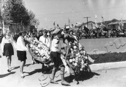 Подробнее о статье Парад пионерских отрядов, посвященный 47-ой годовщине со дня рождения пионерской организации (Ед.хр. 4887)