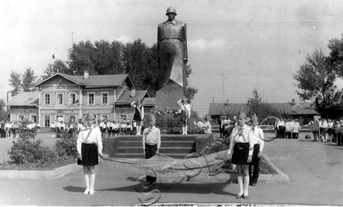 Подробнее о статье Митинг, посвященный 30-летию Победы в Великой Отечественной войне (Ед.хр. 4903)