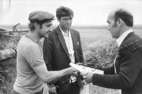 Подробнее о статье Член бюро Уметского РК КПССС.И.Аксенов вручает благодарственное письмо Уметского РК КПСС и РК ВЛКСМ Е.Э.Венигу (Ед.хр. 4973)