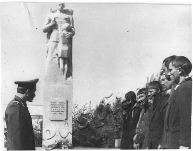 Подробнее о статье Торжественные проводы призывников в армию. Построение у памятника погибших воинов (Ед.хр. 4974)