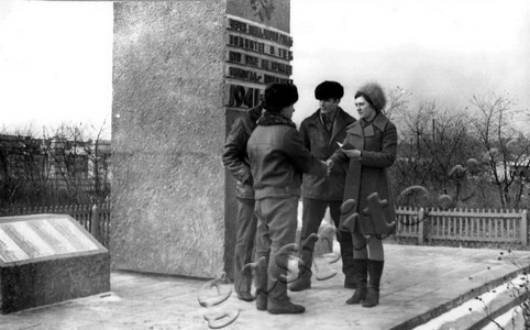 Подробнее о статье Торжественное вручение комсомольских билетов у памятника погибших воинов (Ед.хр. 4977)