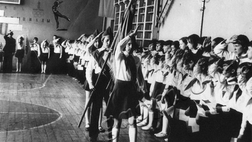 Подробнее о статье Торжественная пионерская линейка в средней школе, посвященная 110-ой годовщине со дня рождения В.И.Ленина (Ед.хр. 4983)