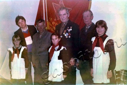 Подробнее о статье Акция «Равнение на знамена Победы», посвященная 40-летию победы над фашистской Германией (Ед.хр. 4988)