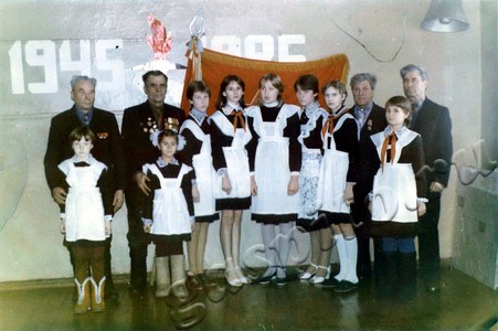 Подробнее о статье Акция «Равнение на знамена Победы», посвященная 40-летию победы над фашистской Германией (Ед.хр. 4998)