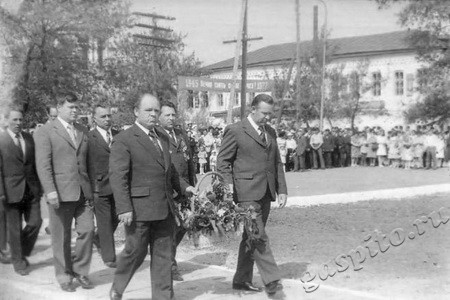 Подробнее о статье Возложение цветов к монументу погибших воинов (Ед.хр. 3680)