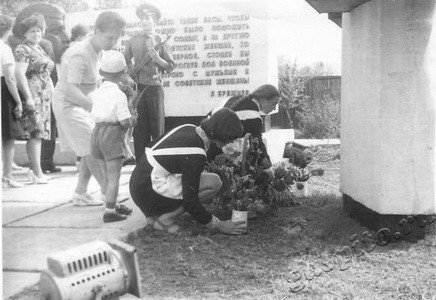 Подробнее о статье Возложение цветов к монументу погибших воинов (Ед.хр. 3683)