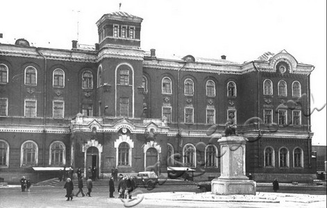 Подробнее о статье Железнодорожный вокзал. Памятник М.Горькому (Ед.хр. 5010)