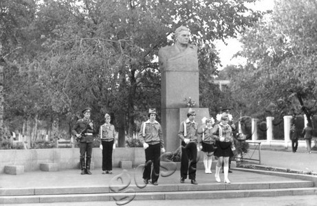 Подробнее о статье Памятник главному маршалу артиллерии М.И.Неделину (Ед.хр. 5013)