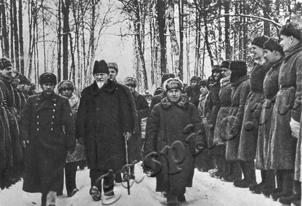 Подробнее о статье Фотодокументы к выставке, посвященной 90-летию со дня рождения М.И.Калинина (Ед.хр. 5063)