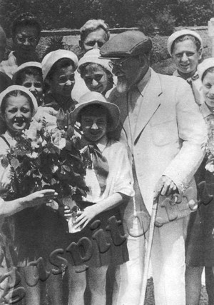 Подробнее о статье Фотодокументы к выставке, посвященной 90-летию со дня рождения М.И.Калинина (Ед.хр. 5064)