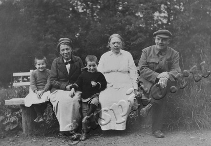 Подробнее о статье Фотодокументы в помощь организаторам Ленинской комнаты в школе (Ед.хр. 5136)