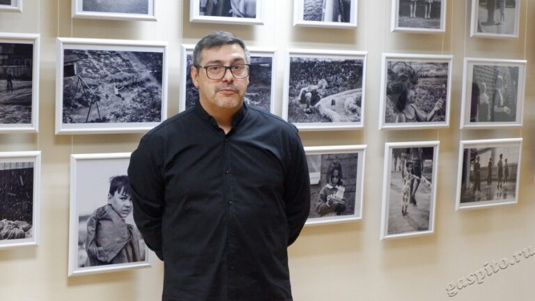 Подробнее о статье Архивисты ГАСПИТО посетили открытие выставки фотографа-любителя Алексея Герасина «Простые сюжеты»